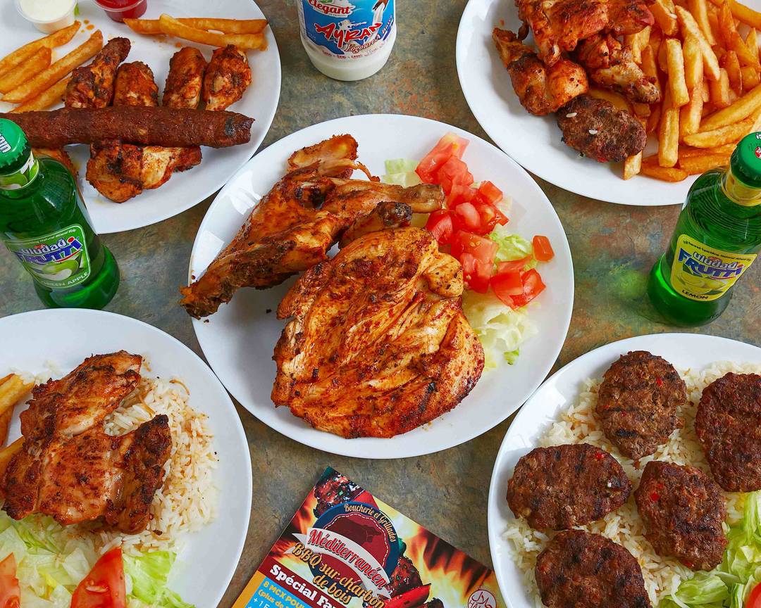 Assortiment de grillades turques sur charbon de bois